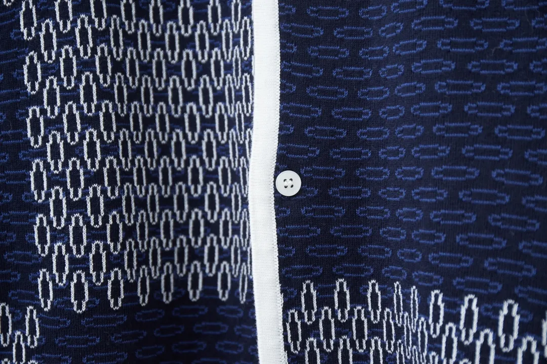 🅿️230 LV Louis 25ss spring and summer new checkerboard mercerized cotton knitted short-sleeve light luxury essential item for daily commuting for men and women Correct version Welcome to compare Detailed features · Made of high-viscosity cotton wool, with high count cotton added, dry and avoid stuffiness · Made of jacquard woven sheets imported from Germany, woven with Lv Monogram plaid intarsia, paired with knitting of the same style and color, presenting a unique three-dimensional texture · Horseshoe shell logo buttons · Double-needle stitching across seams · Original main mark, washed tag, branded moisture-proof paper packaging Color: Blue Size: S/M/L/XL